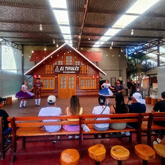 Tours Metro Chanchamayo. Baile en el Tirolés. Oxapampa. La Selva Central.