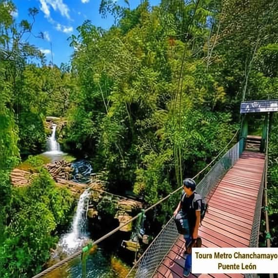 Cascada León. Villa Rica. Oxapampa. La Selva Central León y puente peatonal en Villa rica. Oxapampa. Selva Central de Perú.