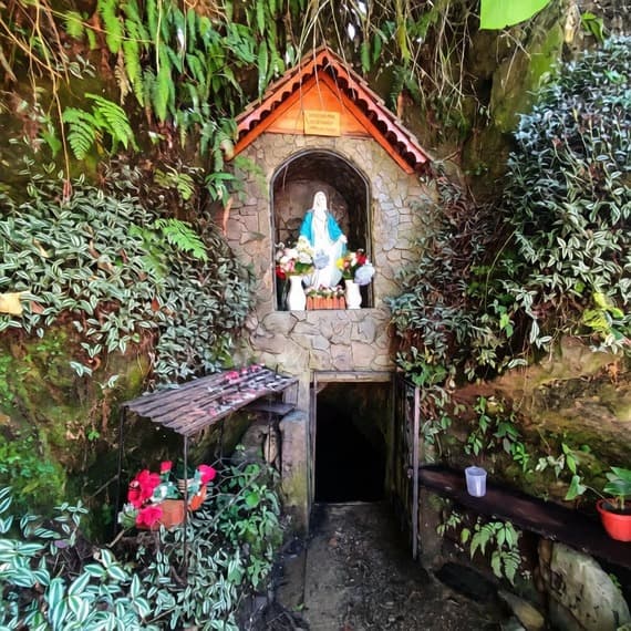Foto Tours Metro Chanchamayo. Manantial La Virgen, en Cantarizu, Oxapampa. La Selva Central.
