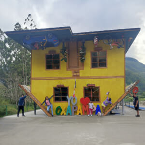 Tours Metro Chanchamayo. Casa construida al revés